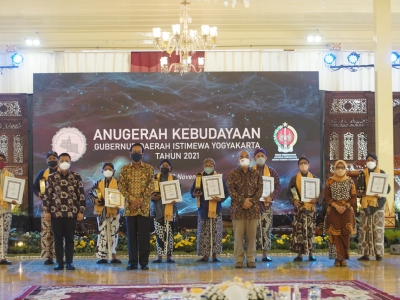 Foto Bersama Penerima Anugerah Kebudayaan Gubernur DIY 2021 Kategori Pelestari dan Pelaku Seni